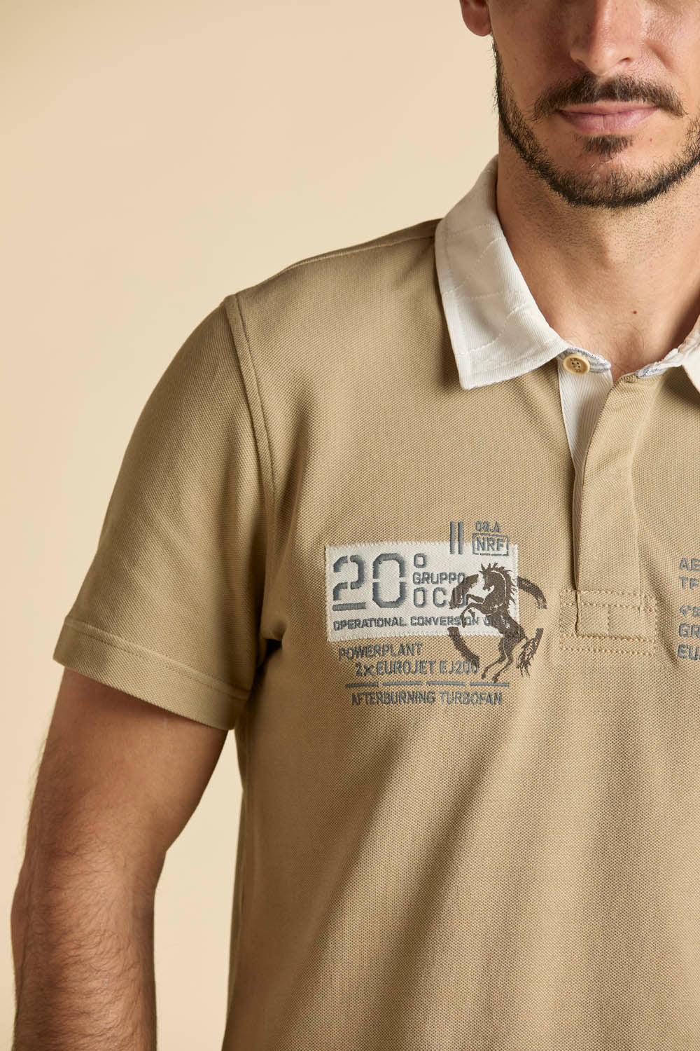 261PO1919UP00404  Polo con ricami del 20° Gruppo OCU